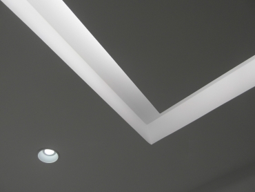 8. iluminación_foseado techo_ perfil integrado_producto_traddel_clinica dental