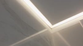 12. interiorisme_bany_ceràmica_ neolith_il.luminació integrada