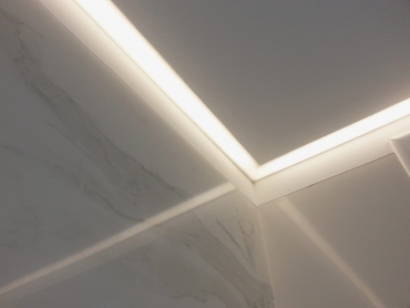 12. interiorisme_bany_ceràmica_ neolith_il.luminació integrada