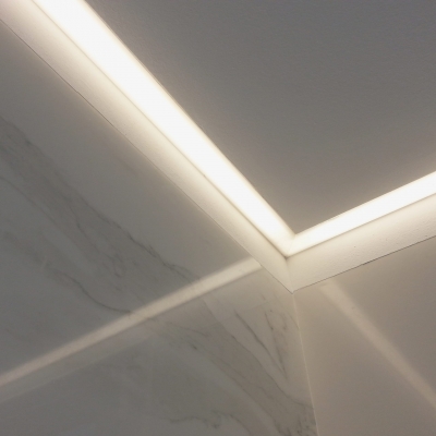 12. interiorisme_bany_ceràmica_ neolith_il.luminació integrada